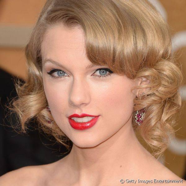 O combo delineador e batom vermelho é o estilo preferido da cantora Taylor Swift. Para o Golden Globes 2014, ela optou pelo trançado fino, que terminava em um puxadinho 